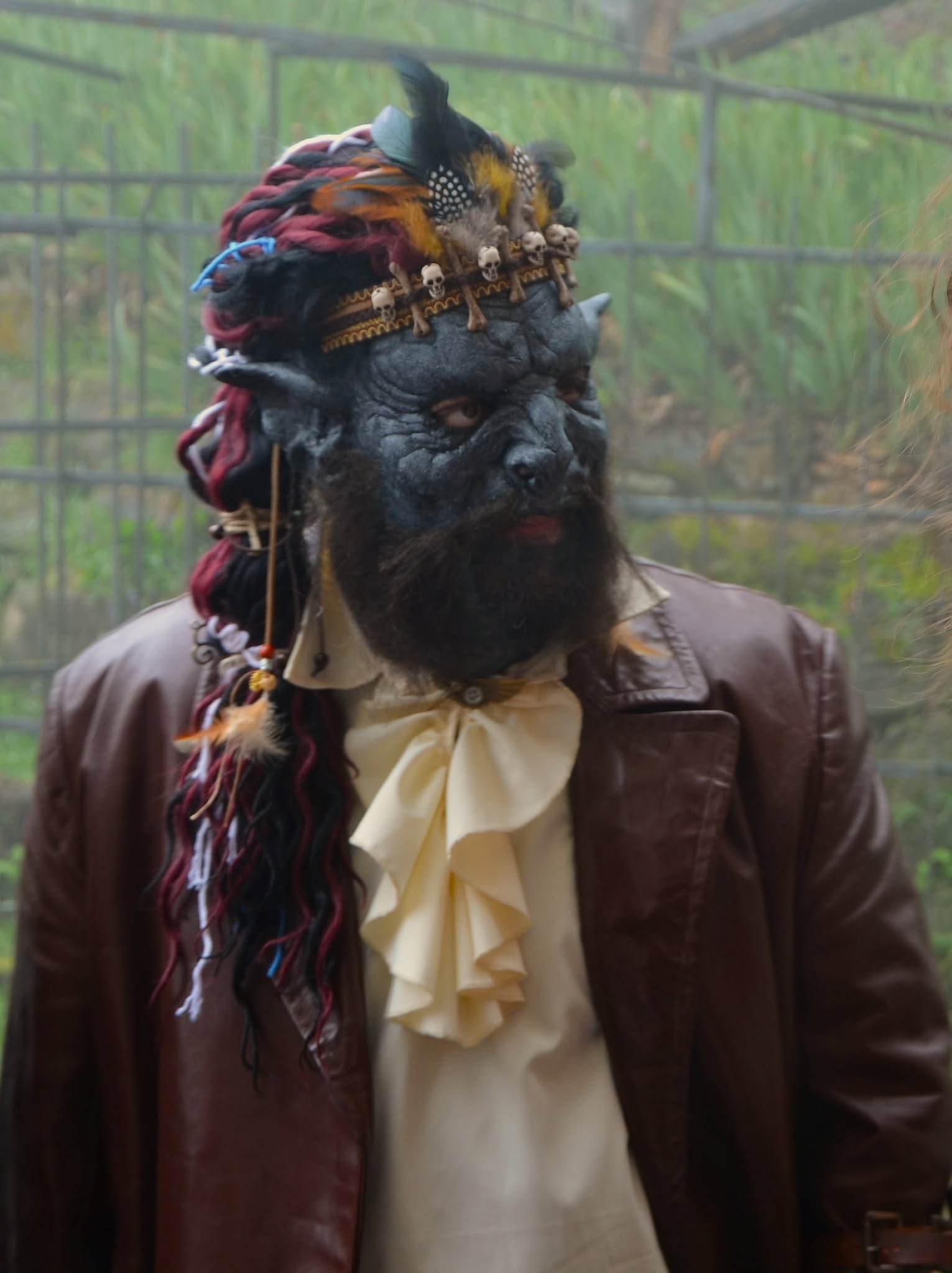 Personaggio orchesco con trucco prostetico, copricapo e costume elaborato