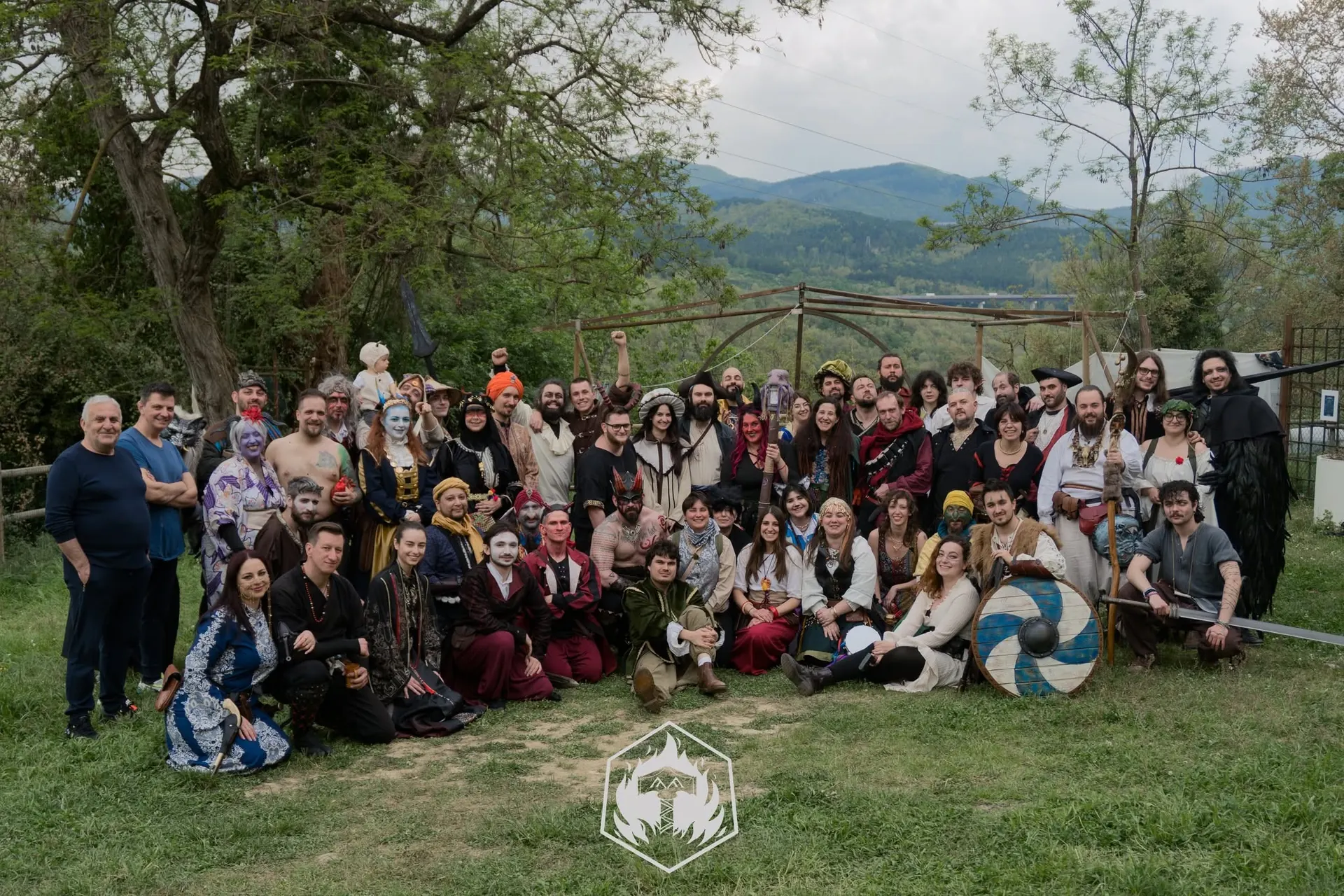 Grande gruppo di partecipanti in costume riuniti durante un evento della Forgia del Fato