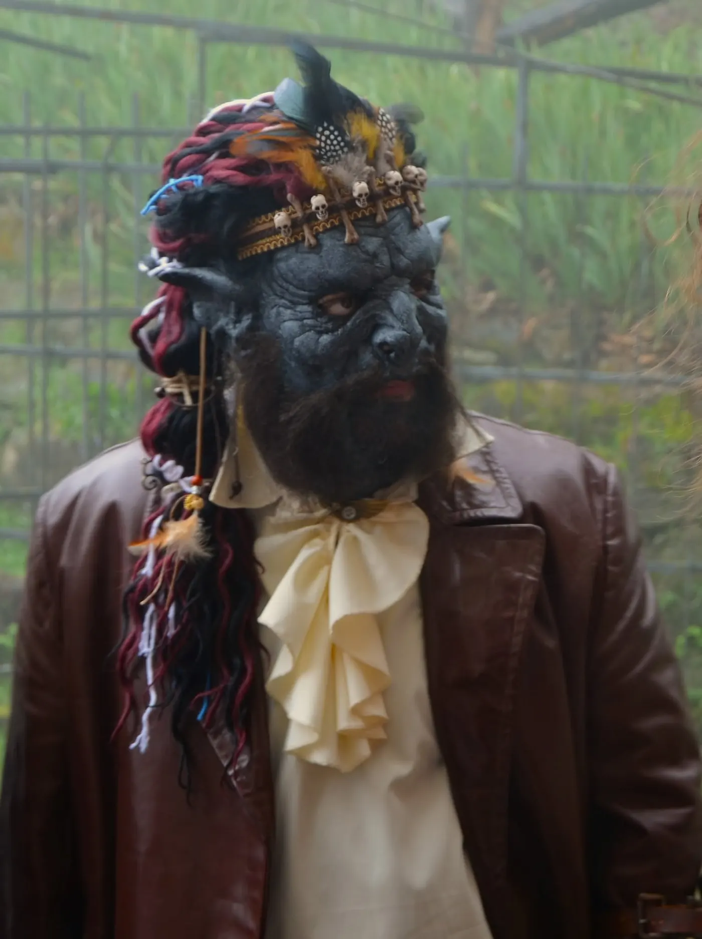Personaggio orchesco con trucco prostetico, copricapo e costume elaborato