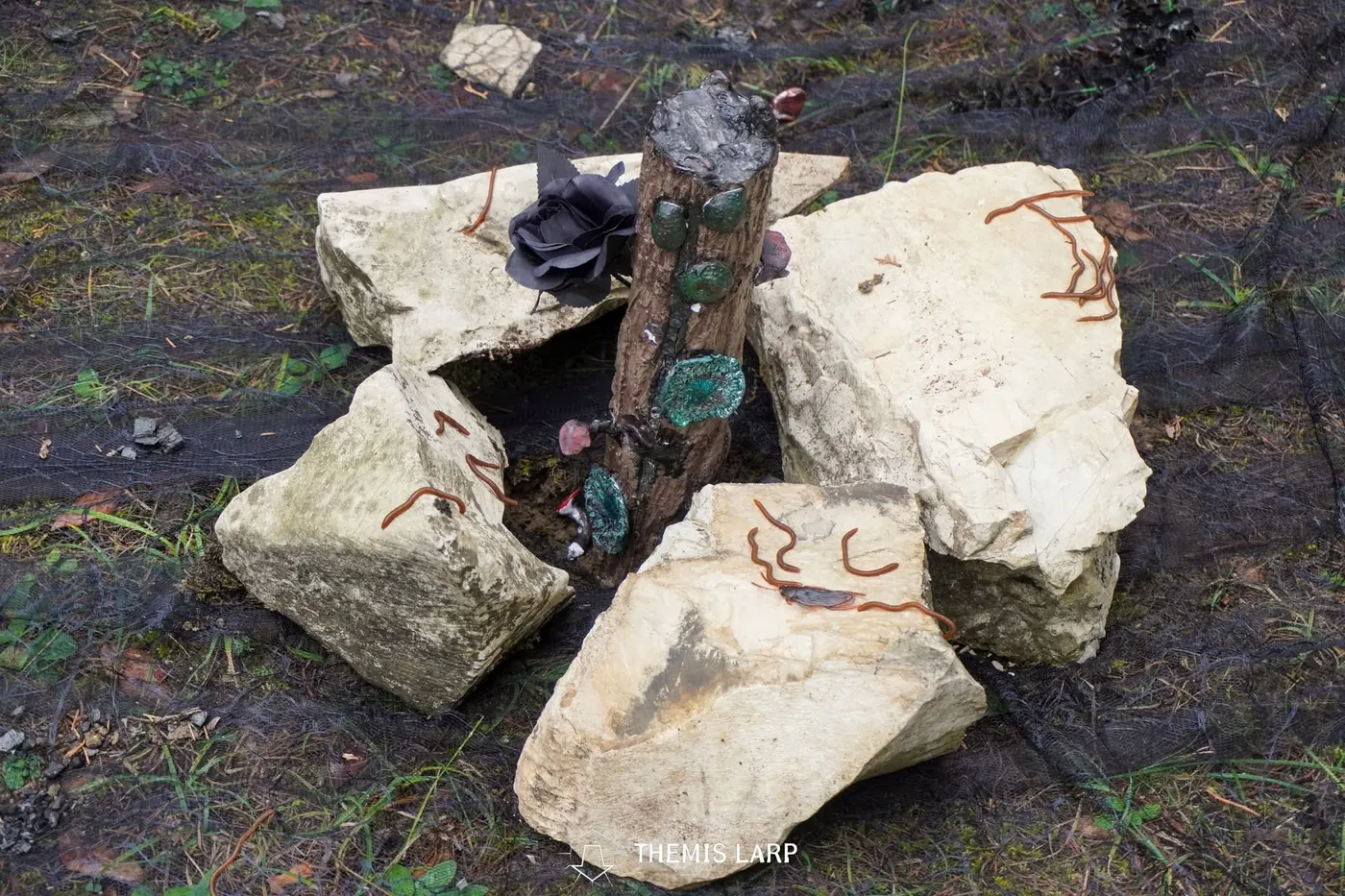 Oggetto rituale disposto tra pietre incise durante una scena di gioco